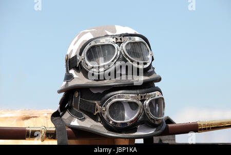 Casque et lunettes de protection camouflage Banque D'Images