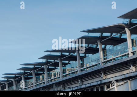 Détail de la fonction moderne de Blackfriars Bridge over River Thames contre le ciel bleu Banque D'Images