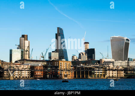 Ville de London Skyline at Dusk crépuscule avec gratte-ciels et immeubles de bureaux Tamise contre bleu nuage mixte et horizon Banque D'Images