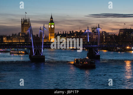 Vue des bâtiments et des ponts se dressent les Maisons du Parlement, Whitehall et bateaux de rivière sur la rivière Thames, au coucher du soleil Banque D'Images