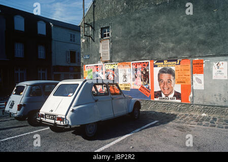 Parking avec les panneaux publicitaires de la ville de St-Sauveur-Le-Vicomte, Normandie, France Banque D'Images