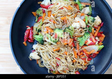 Chow mein au poulet. Un plat chinois avec de la farine de blé les nouilles et les légumes Banque D'Images