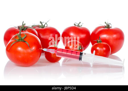 L'injection dans des tomates rouges, isolé sur fond blanc Banque D'Images