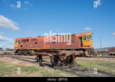 Locomotive diesel mis hors service sur un évitement à Werris Creek , l'Australie. Banque D'Images