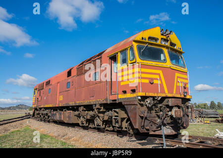 Locomotive diesel mis hors service sur un évitement à Werris Creek , l'Australie. Banque D'Images