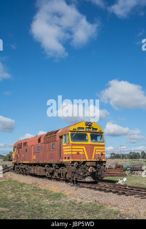 Locomotive diesel mis hors service sur un évitement à Werris Creek , l'Australie. Banque D'Images