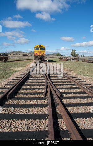 Locomotive diesel mis hors service sur un évitement à Werris Creek , l'Australie. Banque D'Images