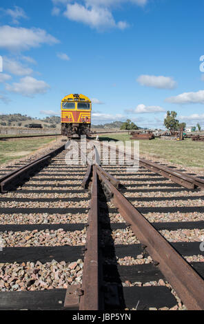 Locomotive diesel mis hors service sur un évitement à Werris Creek , l'Australie. Banque D'Images