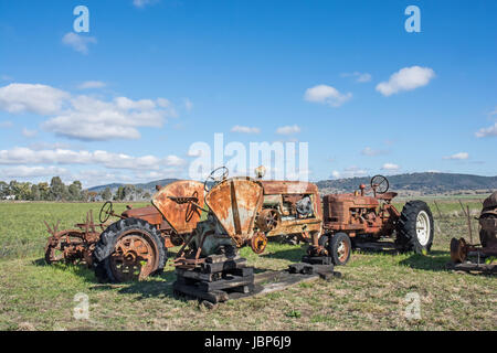 Vieux tracteurs de ferme dans un enclos Rural. Banque D'Images