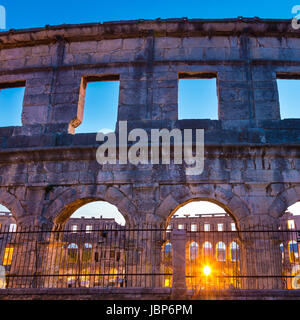 L'amphithéâtre romain de Pula, Croatie tourné au crépuscule. Il a été construit en 27 - 68 AD et est parmi les six plus grandes arènes romaines au monde et le mieux préservé monument ancien en Croatie. Banque D'Images