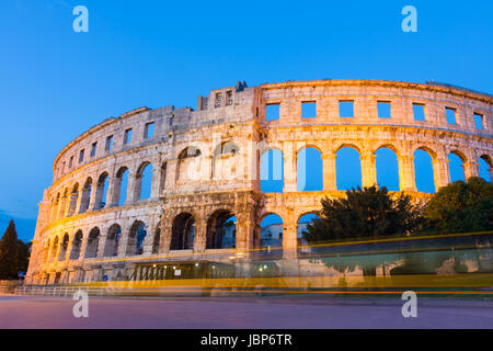 L'amphithéâtre romain de Pula, Croatie tourné au crépuscule. Il a été construit en 27 - 68 AD et est parmi les six plus grandes arènes romaines au monde et le mieux préservé monument ancien en Croatie. Banque D'Images