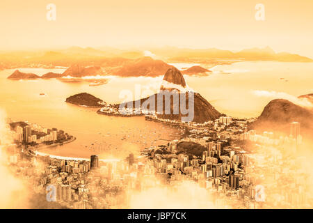 Rio de Janeiro, Brésil. Pain Suggar et Botafogo beach vue de Corcovado au lever du soleil. Banque D'Images