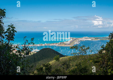 Blick aus der hügeligen auf den berühmten Inselmitte Maho-Beach mit la princesse Juliana Flughafen, Saint-Martin, Süd-amerika Banque D'Images