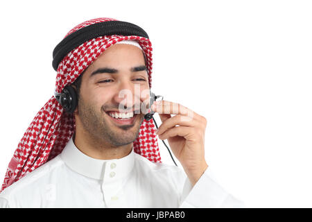 Heureux l'arabie unis arabes participant à l'opérateur téléphonique isolé sur fond blanc Banque D'Images