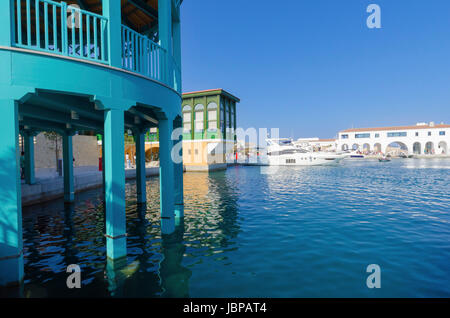 La belle Marina à Limassol à Chypre. Un très haut de gamme, moderne et récemment développées, où les yachts sont amarrés et il est parfait pour une promenade au bord de l'eau. Un joyau de la Méditerranée. Banque D'Images