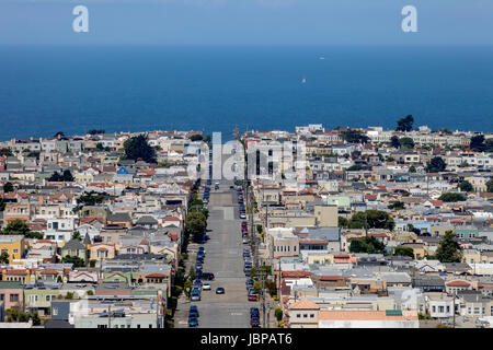 C'est un droit sur la montagne de Moraga Street, à San Francisco, Californie. L'image est à l'Ouest vers l'océan Pacifique. Banque D'Images