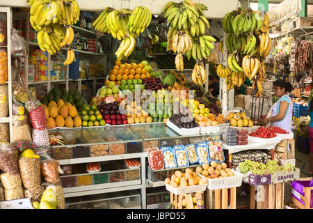 LIMA, PÉROU - 13 février 2012 : une femme non identifiée au stand de fruits sur le marché appelé Mercado No 1 de Surquillo le 13 février 2012 à Lima, Pérou. Il y a beaucoup de marchés des fruits et légumes à Lima, qui ont une très bonne sélection et sont généralement moins chers que les supermarchés. Banque D'Images