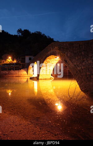 Die Landschaft mit der Am Ufer des Steinbruecke Voir Skadar Skadarsko Jezero oder ini Rijeka Crnojevica au Monténégro en Europa. Banque D'Images