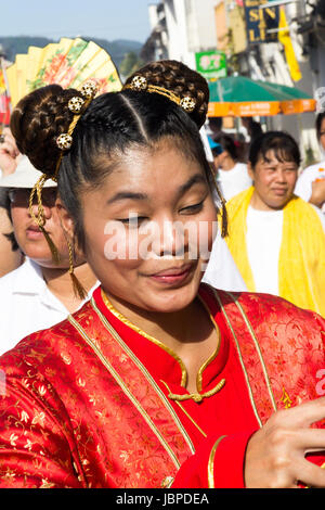 Femme médium à un défilé pendant les neuf dieux empereur festival (festival végétarien) à Phuket, Thaïlande Banque D'Images