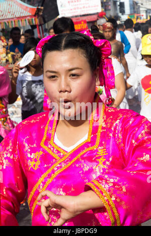 Femme médium à un défilé pendant les neuf dieux empereur festival (festival végétarien) à Phuket, Thaïlande Banque D'Images