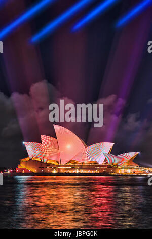 Sydney, Australie - 8 juin 2017 : opéra de Sydney avec lumière projetée sur le côté droit lors de Vivid Sydney musique légère et d'idées. Banque D'Images