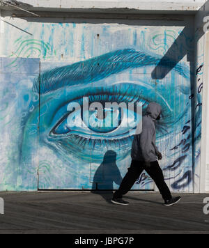 Asbury Park, NJ USA -- 11 juin 2017 Un homme passe devant une peinture murale d'un œil sur la promenade d'Asbury Park. Utilisez uniquement éditoriale Banque D'Images