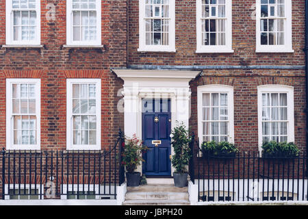 Scène de rue typique dans le centre de Londres, avec façades architecture familière à l'habitat urbain. Banque D'Images