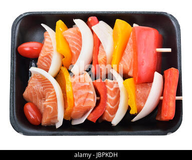 Brochette de saumon avec du poivre, des oignons et des tomates Banque D'Images