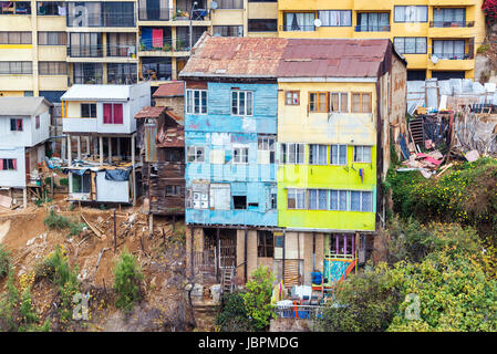 Façades de maisons rustiques à Valparaiso, Chili Banque D'Images