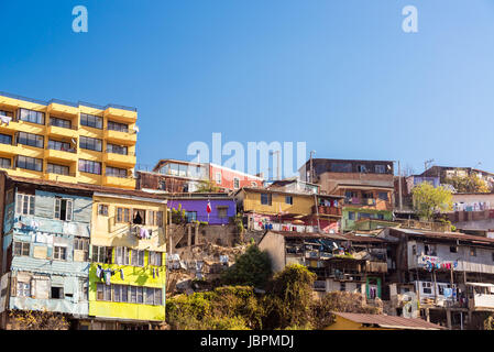 Maisons sur une colline donnant sur Valparaiso, Chili Banque D'Images