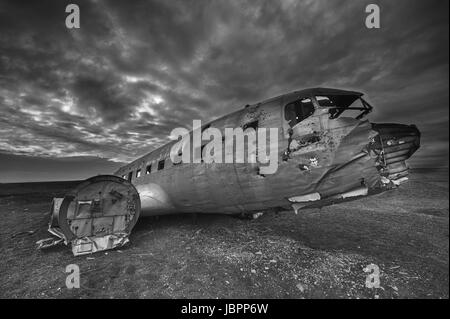 L'épave d'un avion militaire américain s'est écrasé dans le milieu de la nulle part. L'avion a manqué de carburant et s'est écrasé dans un désert non loin de Vik, le sud de l'Islande en 1973. L'équipage ont survécu. C'est un célèbre site de visiter de nos jours, mais difficile à trouver. Banque D'Images