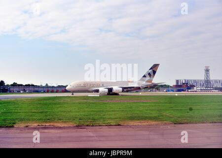 Un jet d'Etihad Airways à l'Aéroport International d'Heathrow à Londres l'un des aéroports les plus achalandés au monde. Londres, Angleterre. Banque D'Images