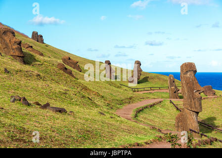 Divers Moai visible sur l'île de Pâques dans le site historique de Rano Raraku Banque D'Images