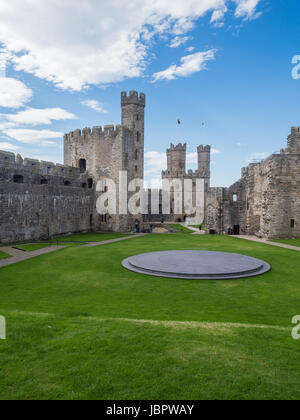 CAERNARFON, Pays de Galles - 29 septembre 2013 : cour intérieure de Château de Caernarfon, bien connue pour ses tours polygonales. En 1969, le Prince Charles a été investi ici comme Prince de Galles par Sa Majesté la Reine Elizabeth II. Banque D'Images