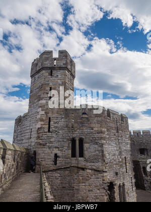 CAERNARFON, Pays de Galles - 29 septembre 2013 : l'une des tours du château de Caernarfon polygonal du 13e siècle. En 1969, le Prince Charles a été investi ici comme Prince de Galles par Sa Majesté la Reine Elizabeth II. Banque D'Images