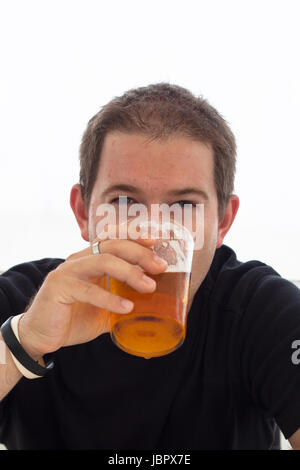 Close up of young man drinking beer. Banque D'Images