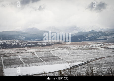 Légèrement couvert de neige montagnes en Crimée, Ukraine Banque D'Images