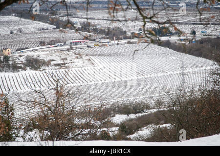 Légèrement couvert de neige montagnes en Crimée, Ukraine Banque D'Images