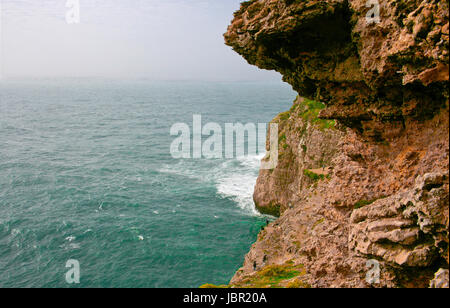 Seascape spectaculaire grave avec les pêcheurs au Cap Saint Vicent falaises, Portugal Banque D'Images