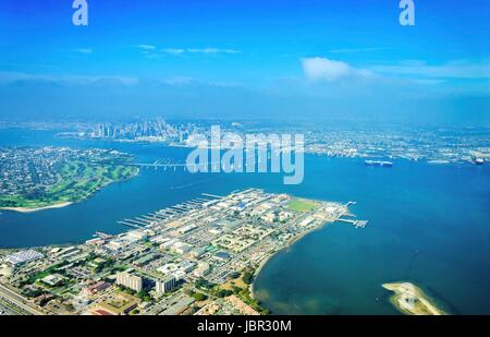 Vue aérienne de l'île Coronado Bridge et dans la baie de San Diego en Californie du Sud, États-Unis d'Amérique. Une vue sur les toits de la ville et quelques bateaux qui traversent la mer. Banque D'Images