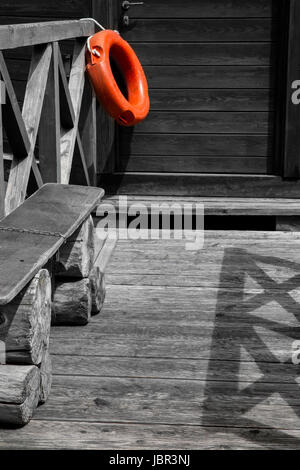 Ligne de vie- cette bague vie orange a attiré mon attention lors d'une visite à l'gondole amarrée le long du Grand Canal à Venise, Italie. Banque D'Images