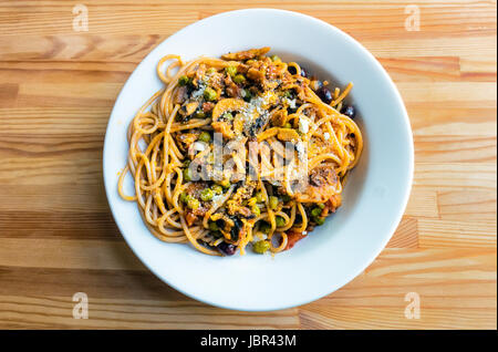 Spaghettis au thon, champignons, olives, petits pois et tomates Banque D'Images