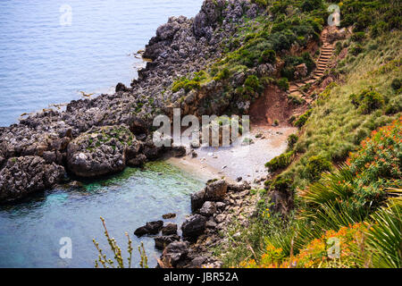 Escalier en pente jusqu'à la mer dans la Réserve Naturelle du Zingaro, Sicile, Italie Banque D'Images