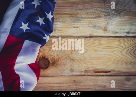 Drapeau américain sur fond de bois avec l'exemplaire de l'espace. Banque D'Images