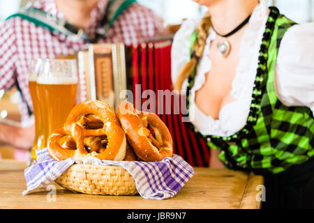 Le restaurant bavarois avec de la musique, les invités, les bretzels et bière de blé Banque D'Images