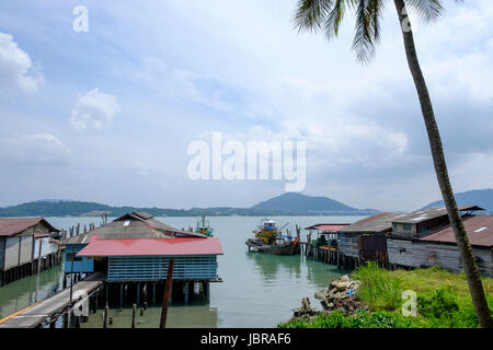 Vue d'un village de pêcheurs sur l'île de Pangkor (Pulau Pangkor, Malaisie). Banque D'Images