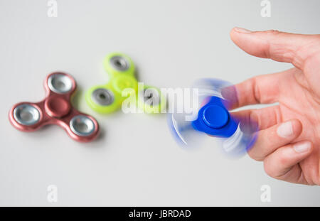 Hanovre, Allemagne. Le 08 juin, 2017. Un homme détient un spinning Fidget Spinner sur son doigt à Hanovre, Allemagne, 08 juin 2017. Plus d'agiter les fileurs se coucher sur le côté droit en différentes couleurs. Les disques avec un roulement à billes dans le centre travaillent tout à fait simple. Middlefinger et prise de pouce au centre et le trigger finger tourne. Photo : Silas Stein/dpa/Alamy Live News Banque D'Images