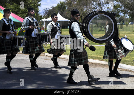 Longe Beach, CA, USA. 11 Juin, 2017. La police de Los Angeles, la société Emeraude Pipes and Drums au congrès annuel et salon irlandais Music Festival tenu à l'El Dorado Park à Long Beach, CA. La musique irlandaise, la nourriture, la danse. Des reconstitutions d'événements historiques fondées sur l'histoire de l'Irlande. Les artistes de musique traditionnelle effectuée avec des arrangements de musique emblématique des contes irlandais. Crédit : Dave Safley/ZUMA/Alamy Fil Live News Banque D'Images