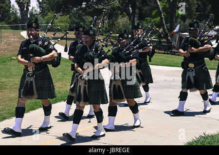 Longe Beach, CA, USA. 11 Juin, 2017. La police de Los Angeles, la société Emeraude Pipes and Drums au congrès annuel et salon irlandais Music Festival tenu à l'El Dorado Park à Long Beach, CA. La musique irlandaise, la nourriture, la danse. Des reconstitutions d'événements historiques fondées sur l'histoire de l'Irlande. Les artistes de musique traditionnelle effectuée avec des arrangements de musique emblématique des contes irlandais. Crédit : Dave Safley/ZUMA/Alamy Fil Live News Banque D'Images