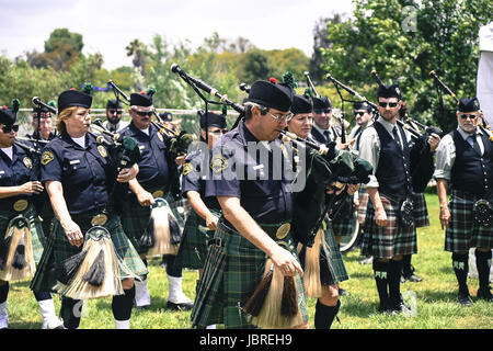 Longe Beach, CA, USA. 11 Juin, 2017. L'assemblée annuelle du Festival de musique irlandaise et juste eu lieu au parc d'El Dorado à Long Beach, CA. La musique irlandaise, la nourriture, la danse. Des reconstitutions d'événements historiques fondées sur l'histoire de l'Irlande. Les artistes de musique traditionnelle effectuée avec des arrangements de musique emblématique des contes irlandais. Crédit : Dave Safley/ZUMA/Alamy Fil Live News Banque D'Images